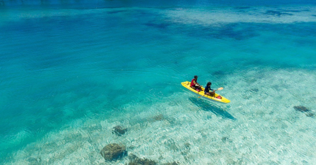 Каяк в бирюзовой лагуне у острова Adaaran Select Hudhuranfushi