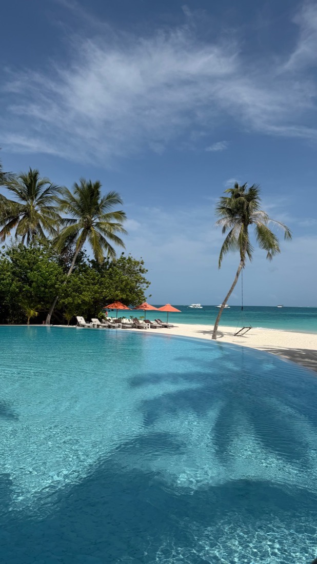 Бассейн и океан на острове Sun Siyam Vilu Reef