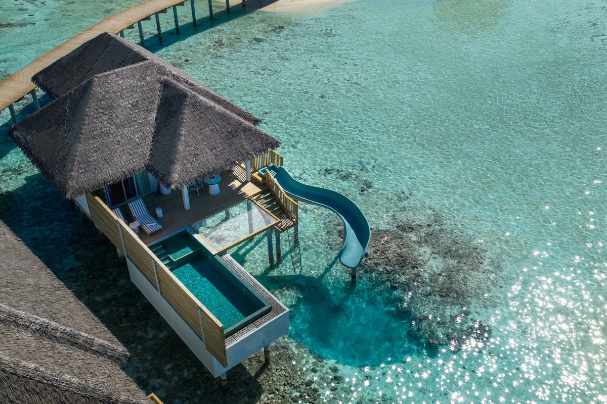 Водная вилла Ocean Signature с бассейном и горкой в океан, Sun Siyam Vilu Reef, вид сверху